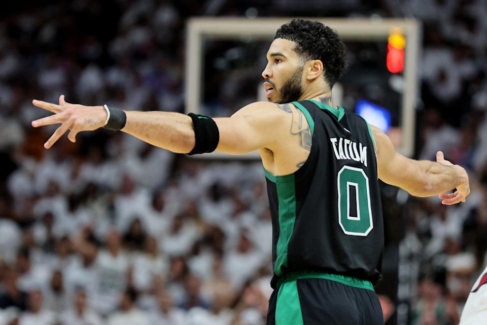 Boston Celtics-Star Jason Tatum reagiert auf die Miami Heat während Spiel 5 der Eastern Conference Finals in der FTX Arena in Miami am 25. Mai 2022 (Andy Lyons/Getty Images)