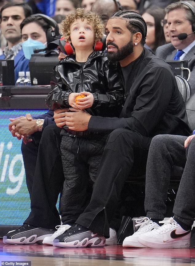 Familie zuerst: Drake schickte eine Direktnachricht an die Frau eines Social-Media-Trolls, nachdem er den vierjährigen Sohn von Rapper Adonis beleidigt hatte, als Vater und Sohn letzten Monat bei einem NBA-Spiel in Toronto gesehen wurden