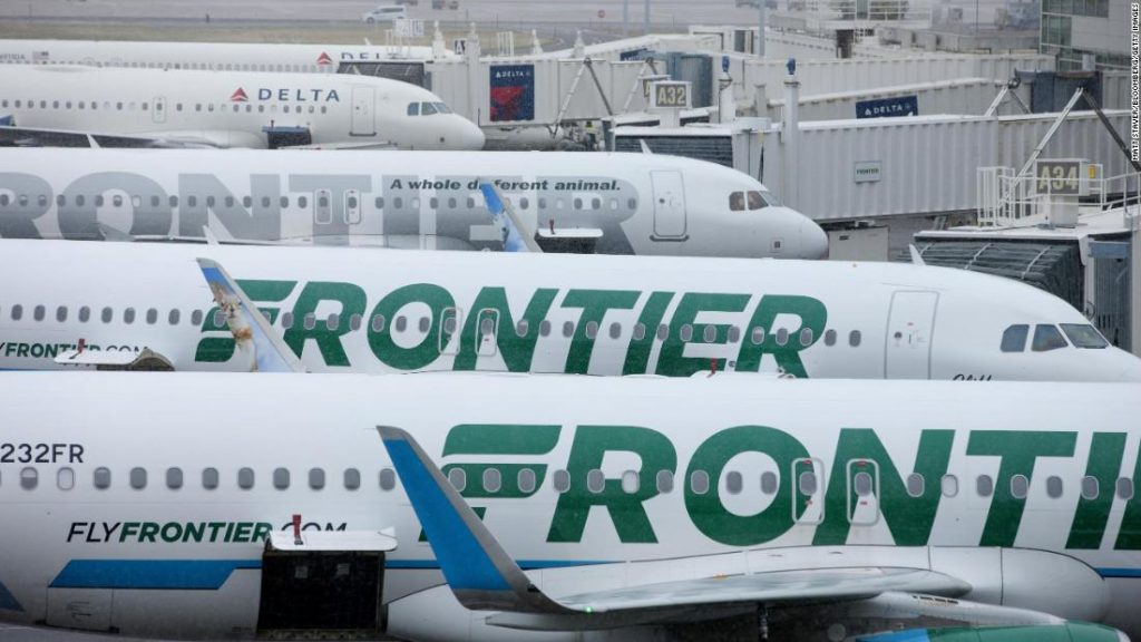 Eine Flugbegleiterin bringt auf einem Frontier-Airlines-Flug das Baby einer Passagierin zur Welt