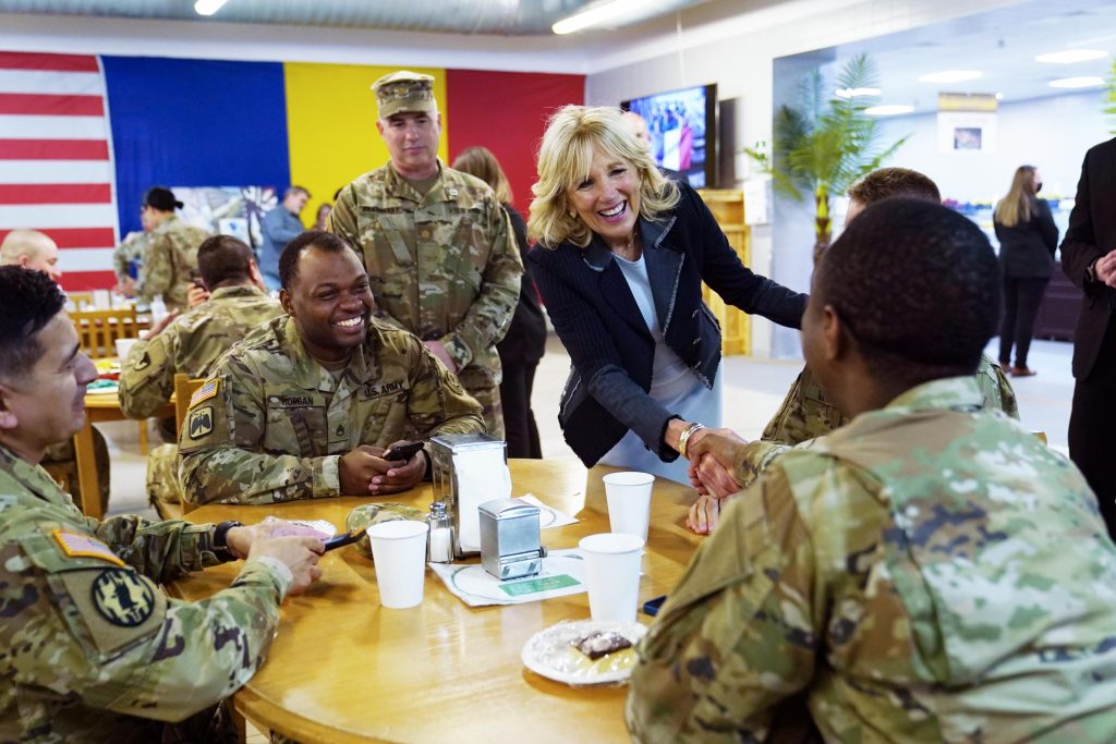 Jill Biden dankt den US-Truppen in Rumänien