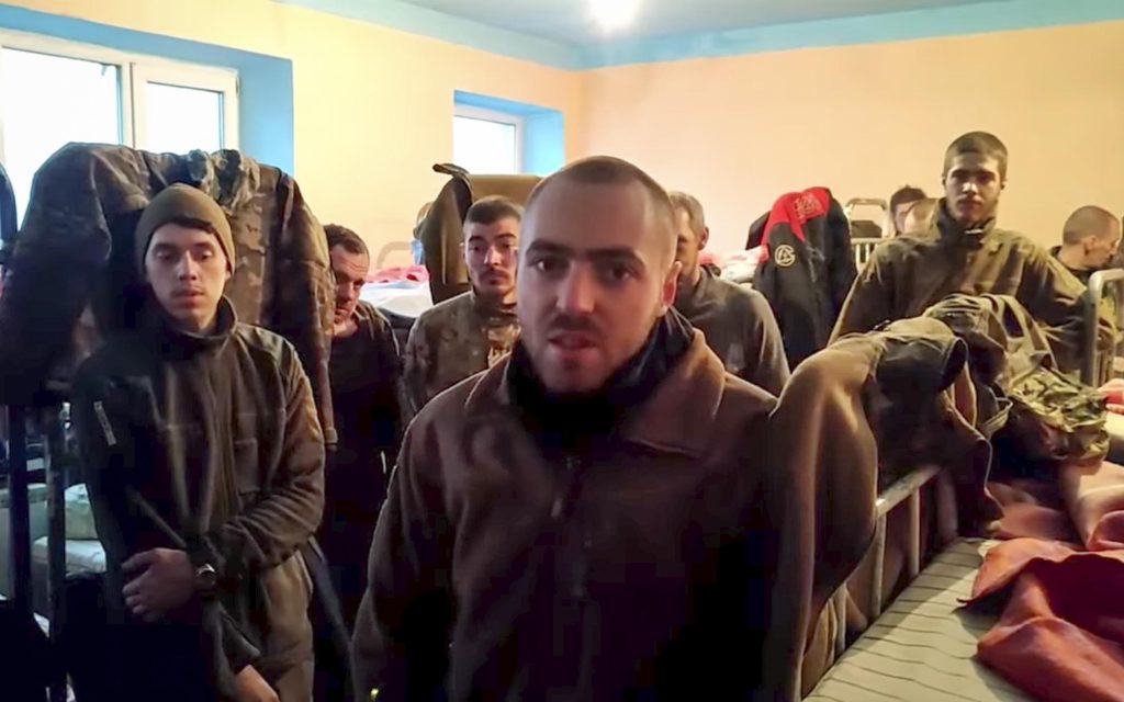 Ukrainische Streitkräfte ergeben sich in Mariupol, die als Kriegsgefangene registriert sind