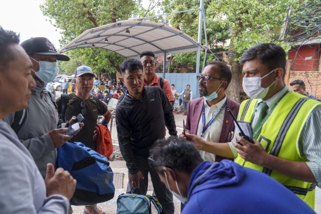 Wrack eines Flugzeugs mit 22 an Bord in nepalesischen Bergen gefunden