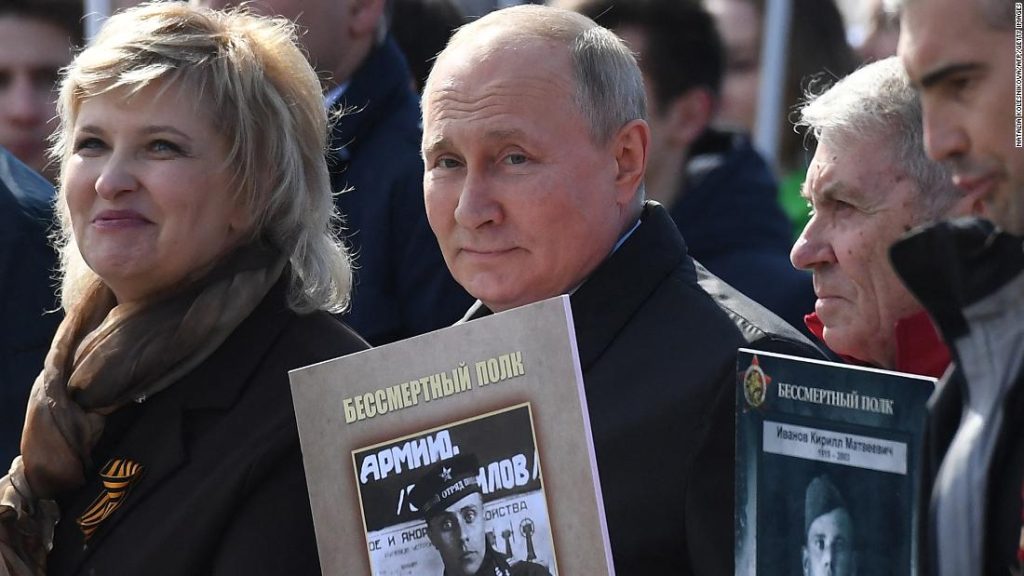 Zwei russische Journalisten scheinen Putin herauszufordern und den Krieg in der Ukraine anzuprangern