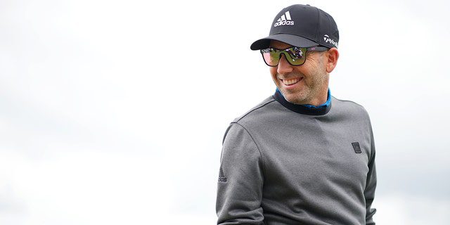 Sergio Garcia lächelt am ersten Tag des LIV Golf Invitational am 9. Juni 2022 in St. Albans, England.
