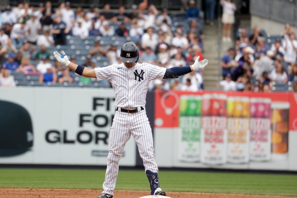 Yankees Shortstop Isiah Kiner-Falefa (12) reagiert, nachdem er in der ersten Hälfte eines Spiels gegen die Cubs im Yankee Stadium, Sonntag, 12. Juni 2022, in zwei Runden einen Doppelpack erzielt hat.