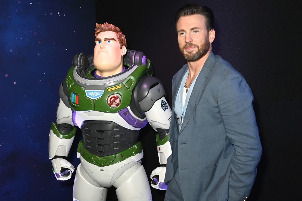 Chris Evans posiert mit der Figur Buzz Lightyear während der UK-Premiere von Lightyear im Cineworld Leicester Square am 13. Juni 2022 in London, England. 