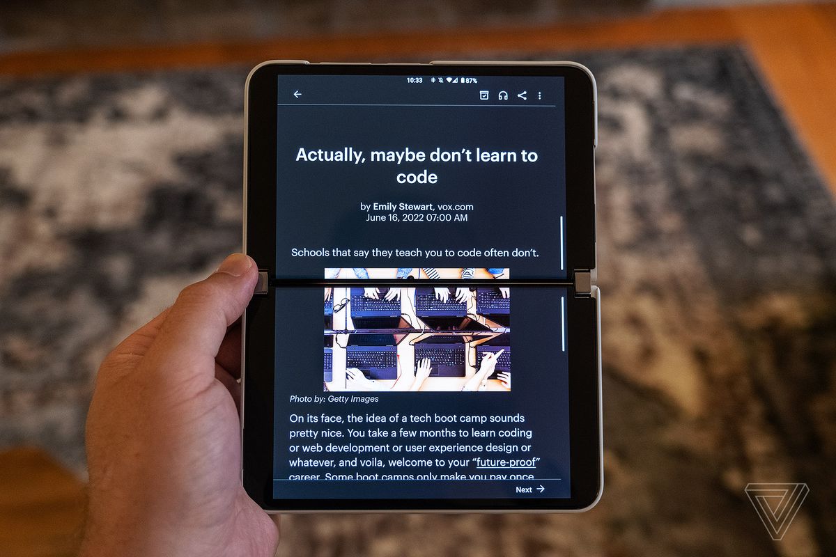 Die Pocket Android-App zeigt einen Artikel auf beiden Bildschirmen des Surface Duo 2 an, während er im Hochformat bleibt.