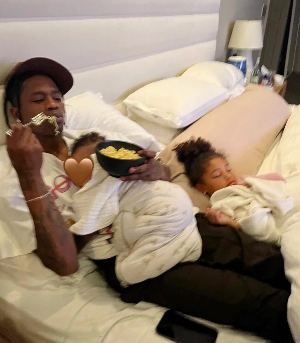 Kylie Jenner teilt ein Foto ihres kleinen Jungen mit Travis Scott, als sie den Vatertag feiern