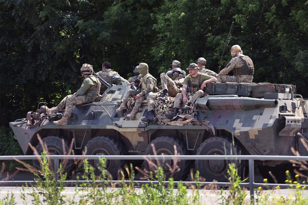 Ukrainische Soldaten besteigen am 19. Juni 2022 ein Militärfahrzeug in der Nähe von Druzhivka, Ukraine. 