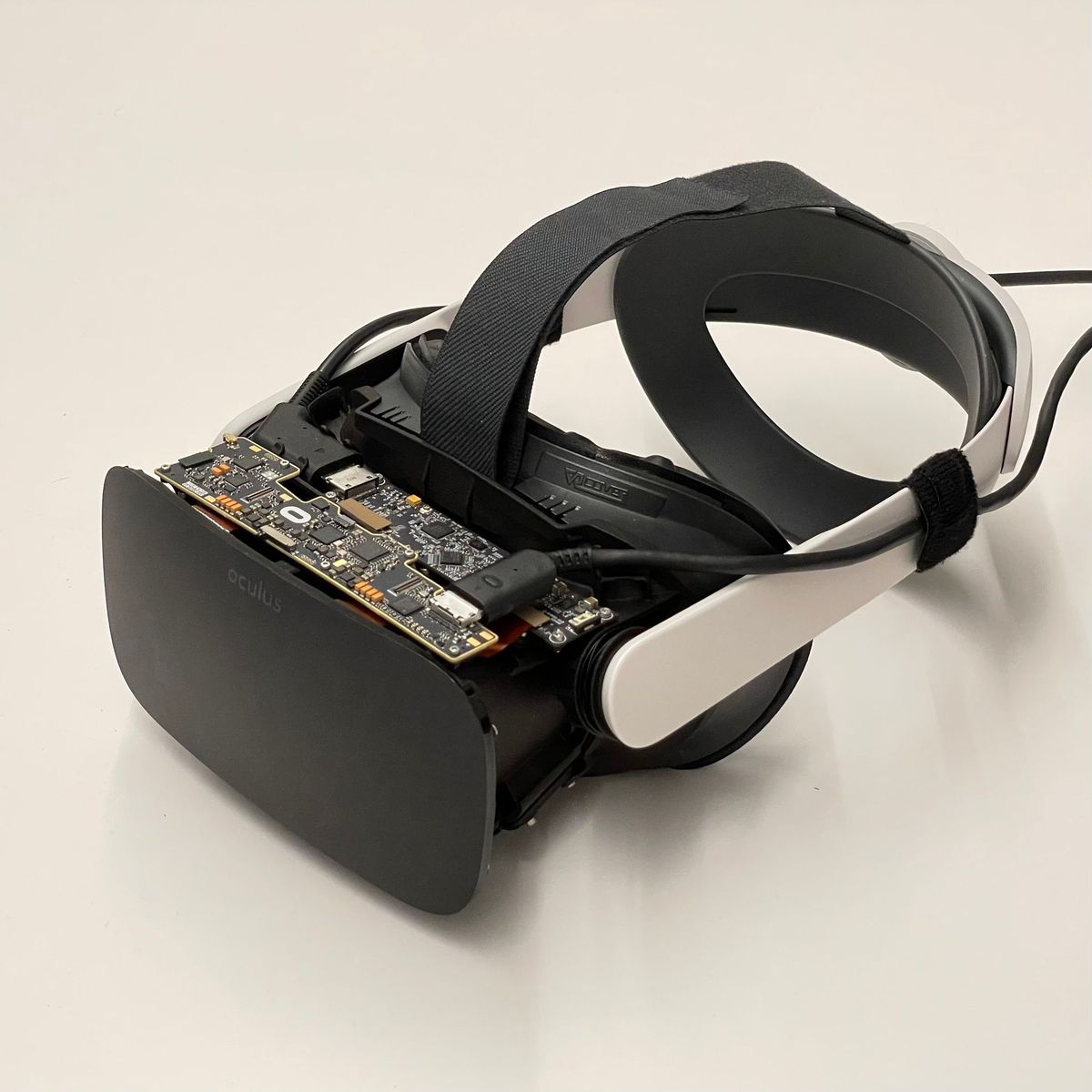 Schwarzes VR-Headset mit benutzerdefiniertem HD-Bildschirm.