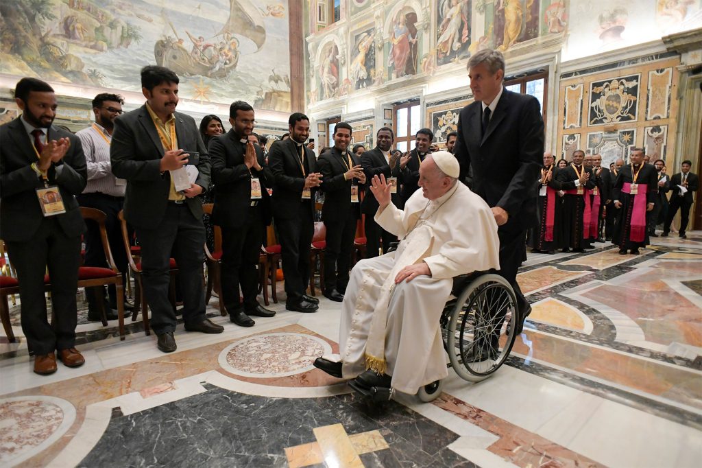 Papst Franziskus wird am 18. Juni 2022 bei einer Veranstaltung im Vatikan in einen Rollstuhl geschoben. 
