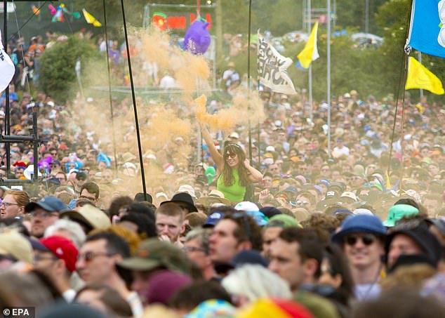 Ein Festivalbesucher strahlt während einer Aufführung der Libertines am dritten Tag des Glastonbury Festivals