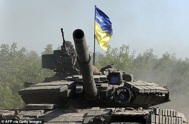 Ein ukrainischer Soldat fährt am 21. Juni 2022 mit einem Panzer auf einer Straße in der Donbass-Region in der Ostukraine, wie die Ukraine sagt, dass russische Bombenangriffe verursacht wurden "katastrophale Zerstörung" In der östlichen Industriestadt Lysychansk, jenseits eines Flusses von Sewerodonezk, wo seit Wochen russische und ukrainische Streitkräfte kämpfen.