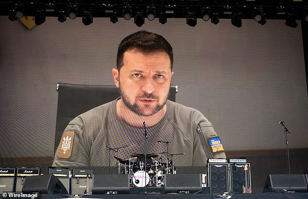 Zelensky richtete sein Plädoyer auf Englisch in einer aufgezeichneten Videobotschaft an Zehntausende Festivalbesucher im Südwesten Englands vor dem Start einer Gruppe von The Libertines.