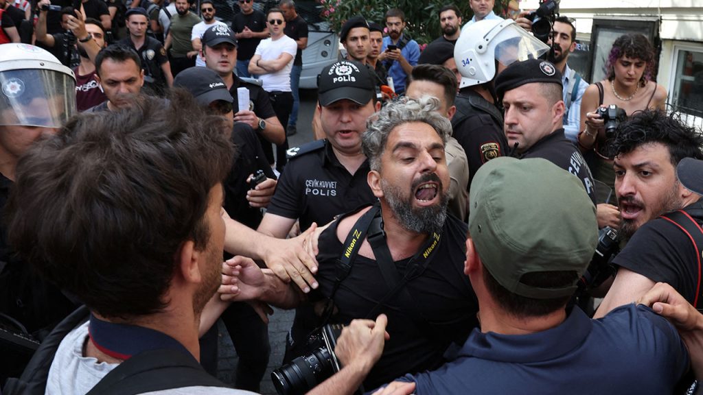 Türkische Polizei löst Gay-Pride-Parade in Istanbul auf und nimmt Dutzende fest