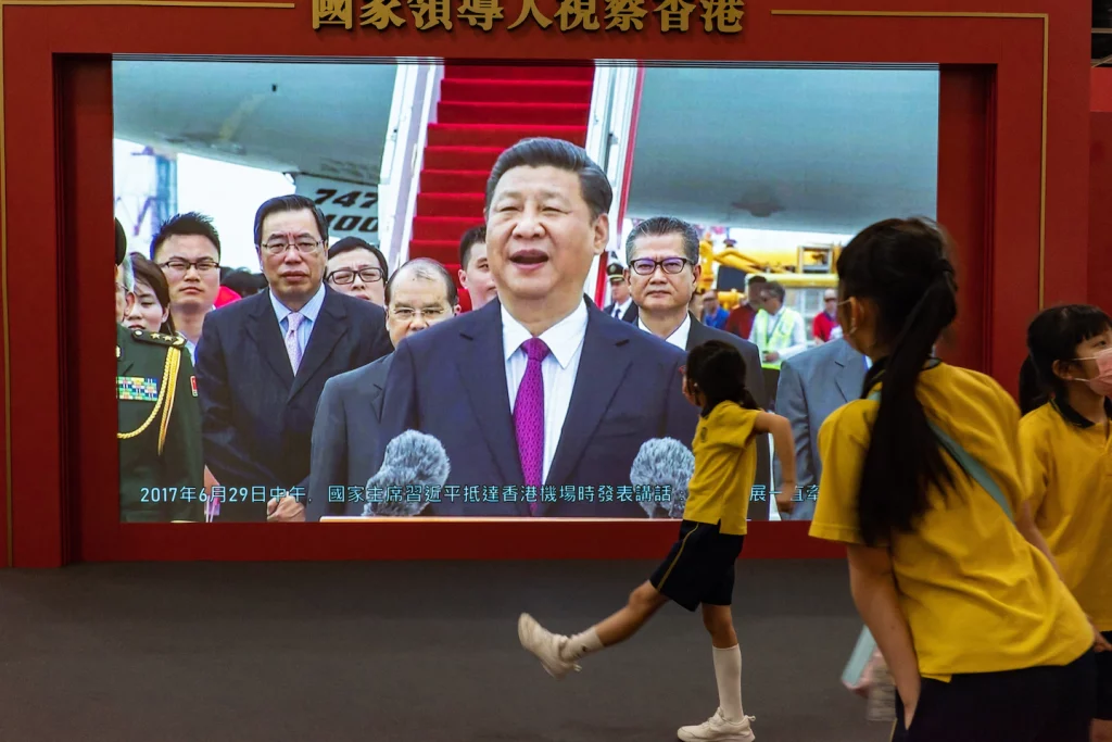 Der Chinese Xi Jinping besucht Hongkong, um den Jahrestag der Lieferung zu feiern