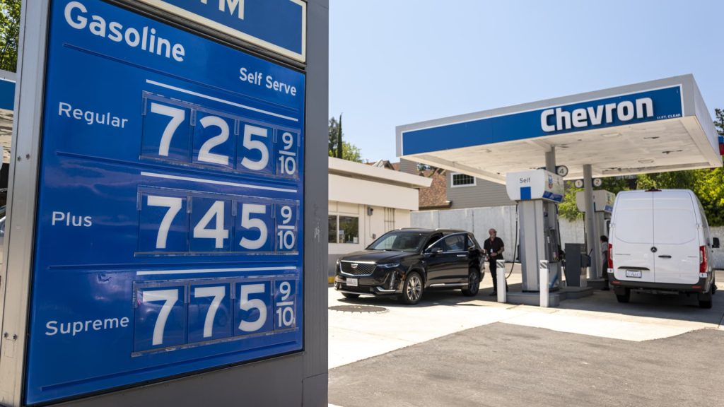 Die Benzinpreise übersteigen zum ersten Mal landesweit 5 $ pro Gallone und werden wahrscheinlich nach oben tendieren