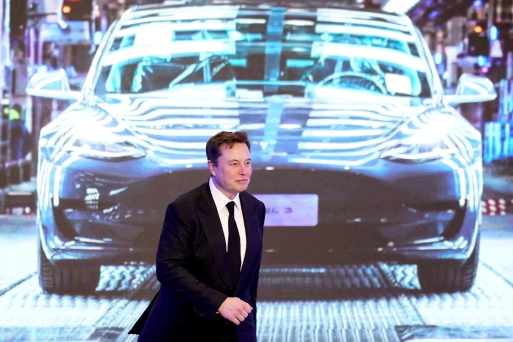 Elon Musk nennt Teslas Elektroautofabriken „riesige Geldöfen“