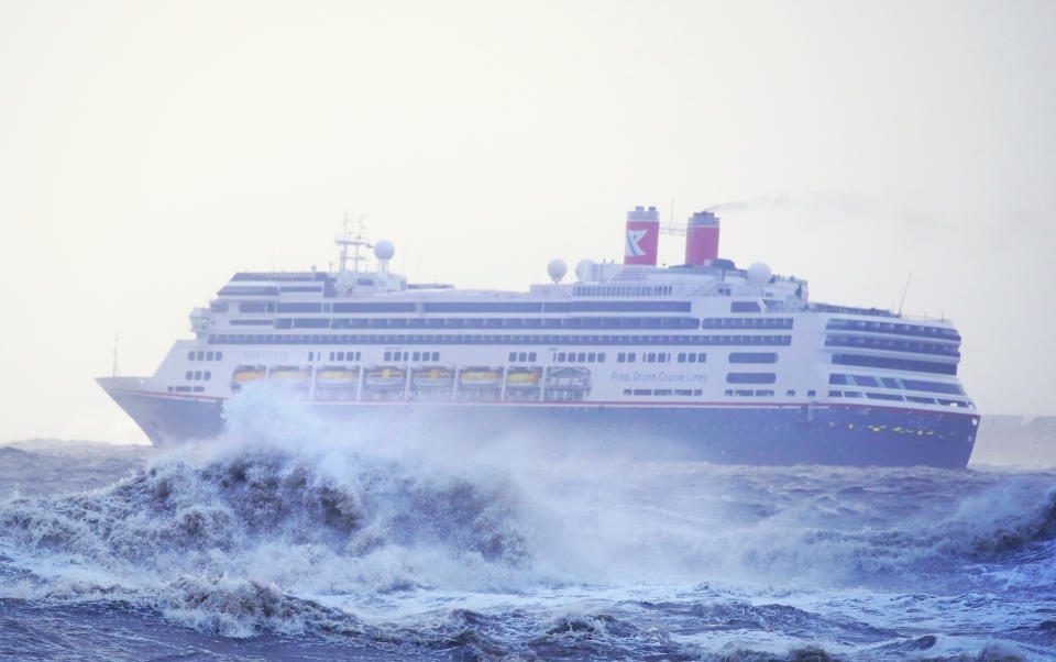 Das Kreuzfahrtschiff Borealis segelt auf dem Fluss Mersey, wo Sturm Barra Großbritannien und Irland mit verheerenden Winden, sintflutartigen Regenfällen und Schnee getroffen hat.  Fotodatum: Mittwoch, 8. Dezember 2021 (Foto von Peter Byrne/PA Images via Getty Images)