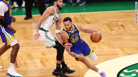 MVP Stephen Curry führt Jason Tatum von Celtics in die Playoffs 6 in Boston.