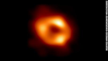 Das erste Bild eines supermassereichen Schwarzen Lochs wurde im Zentrum der Milchstraße enthüllt.