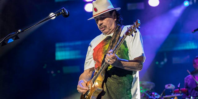 Gitarrist Carlos Santana von Santana tritt am 17. Juni 2022 im North Island Credit Union Coliseum in Chula Vista, Kalifornien, auf. 
