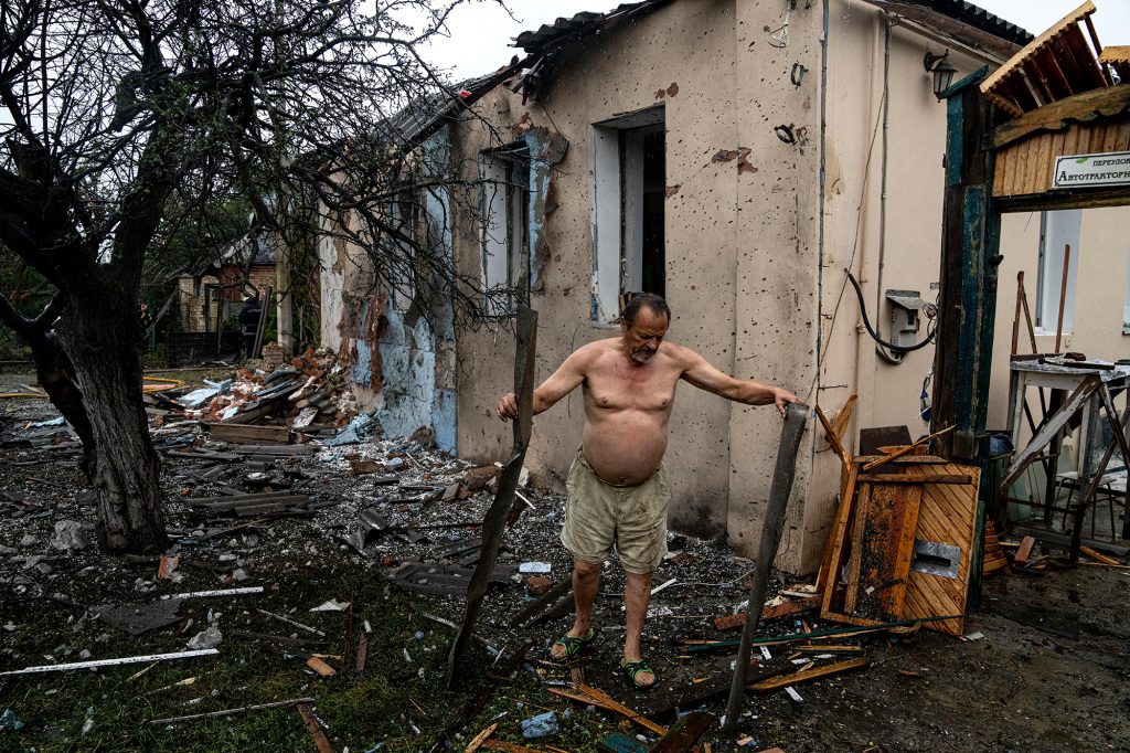 Ein Einheimischer räumt die Trümmer aus seinem Haus, das nach einem russischen Angriff auf ein Wohnviertel in der Innenstadt von Charkiw zerstört wurde.