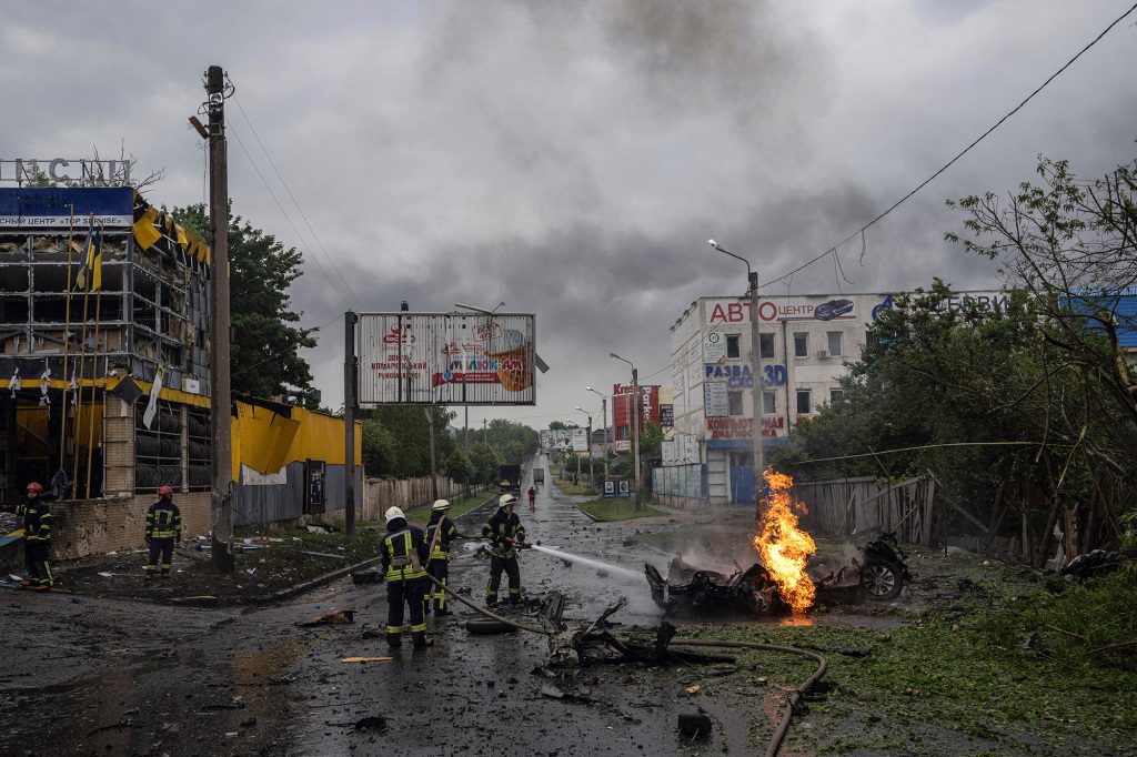 Rettungskräfte haben nach einem russischen Angriff auf ein Wohnviertel im Zentrum von Charkiw einen verheerenden Autobrand gelöscht.