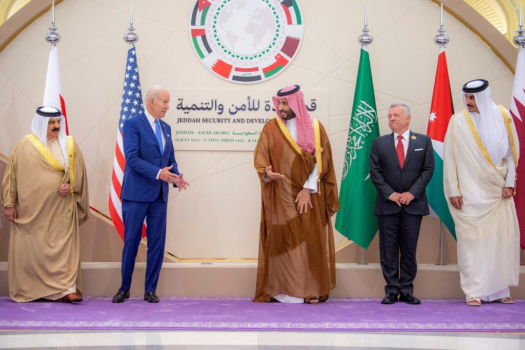 Der saudische Kronprinz Mohammed bin Salman und US-Präsident Joe Biden posieren für ein Familienfoto vor dem Jeddah Security and Development Summit in Jeddah, Saudi-Arabien, am 16. Juli 2022.