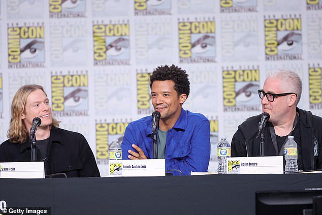 Reed, Anderson und Rollin Jones waren am Samstag während der Comic Con International 2022: San Diego im San Diego Convention Center auf einem Podium