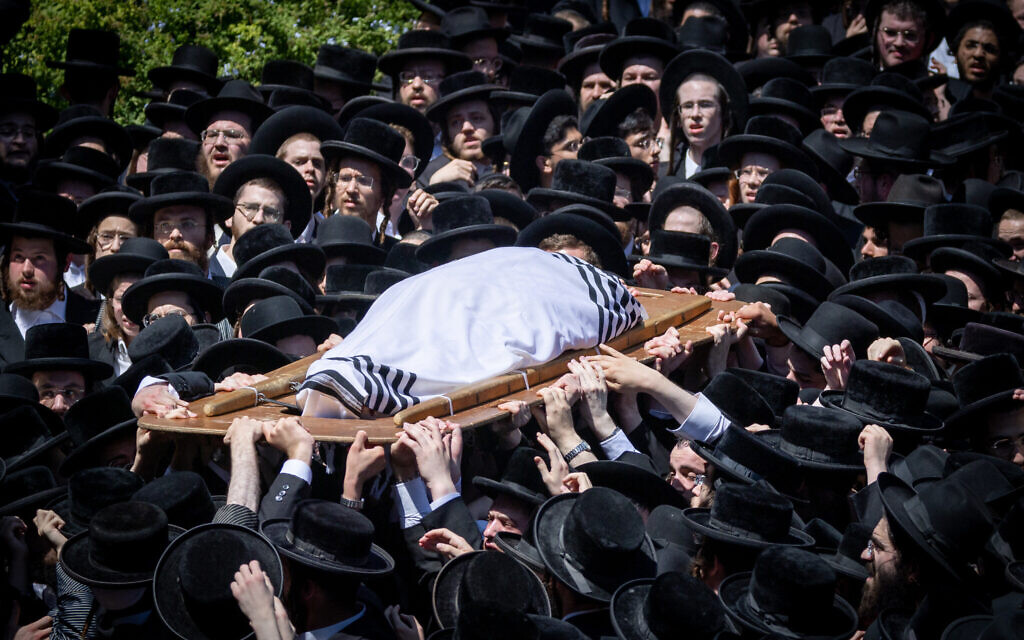 Die Beerdigung des ultra-orthodoxen antizionistischen Führers, 95, zieht Tausende nach Jerusalem
