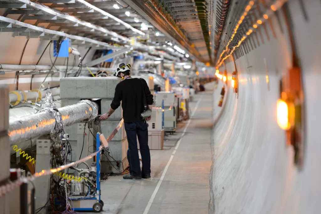 CERN-Forscher betreiben den Large Hadron Collider auf der Suche nach Dunkler Materie
