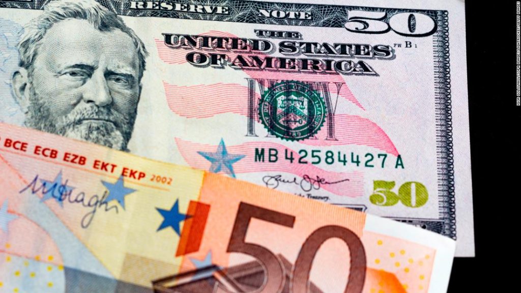 Der Euro und der Dollar sind zum ersten Mal seit 20 Jahren auch nur um einen Cent von der Parität entfernt