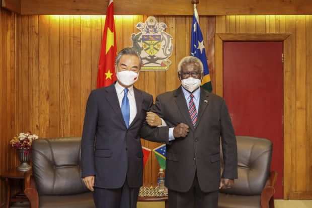 Manasseh Sogavari, rechts, beim Besuch des chinesischen Außenministers Wang Yi im Mai.