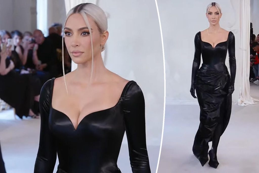 Kim Kardashian läuft bei der Paris Fashion Week auf dem Laufsteg von Balenciaga
