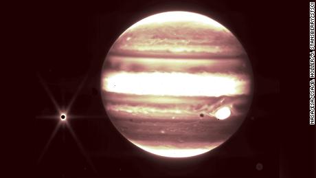 Jupiter (in der Mitte) und sein Mond Europa (links) werden vom NIRCam-Instrument des Webb-Teleskops beobachtet.
