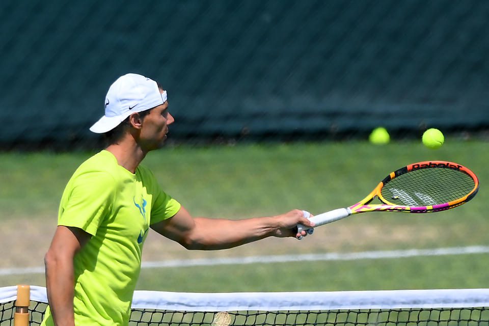 Rafael Nadal trainierte am Tag, nachdem er sich in Wimbledon einen Bauchriss zugezogen hatte.  (Foto von Sean Pottrell/Getty Images)