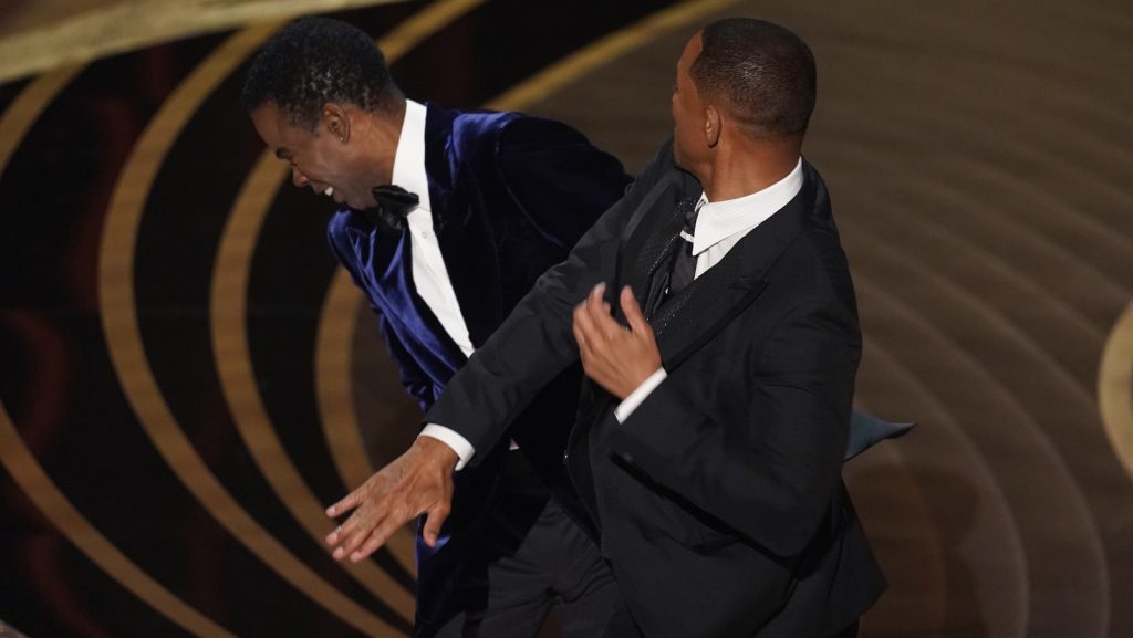 Will Smith spricht die Oscar-Ohrfeige an und entschuldigt sich in einem neuen Video bei Chris Rock