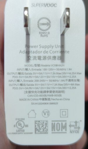 Der Aufkleber auf dem OnePlus 10T-Ladegerät.  Das US-System liegt bei 120 Volt, 20 Volt, 6,25 Ampere.  Es gibt keine PPS-Funktion, daher wird ein Laptop nicht gut aufgeladen. 