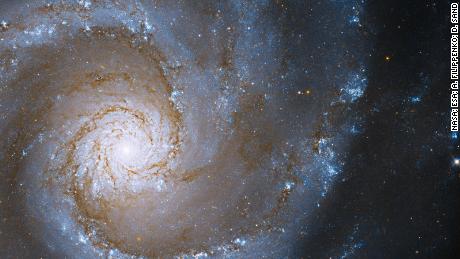 Hubble spioniert das Herz einer großen Spiralgalaxie aus