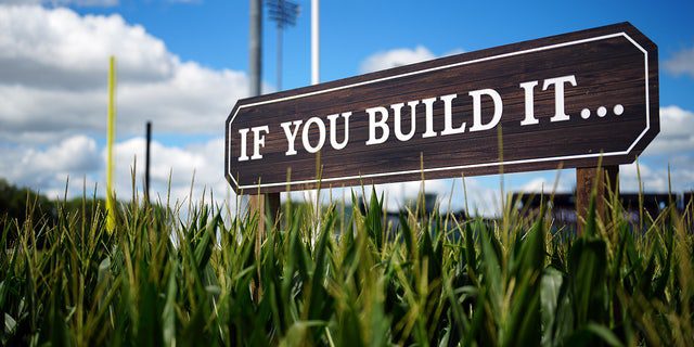 Meinung "Wenn du es baust" Unterschreiben Sie vor dem Spiel zwischen den Cedar Rapids Bunnies und den Davenport Blue Sox im Field of Dreams am Dienstag, den 9. August 2022, in Dyersville, Iowa.
