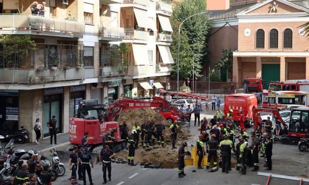 Rettungskräfte an der Unfallstelle in der Via Innocenzo XI