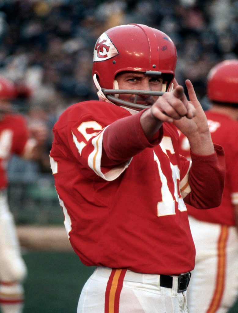 Lynn Dawson von den Kansas City Chiefs schaut 1969 bei einem NFL-Footballspiel in Kansas City zu.