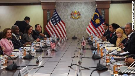 Die Sprecherin des US-Repräsentantenhauses, Nancy Pelosi, in Kuala Lumpur, Malaysia, während eines Treffens mit malaysischen Politikern am 2. August.