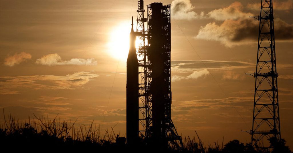 Beobachten Sie, wie die Artemis Moon Rocket der NASA zur Startrampe abhebt