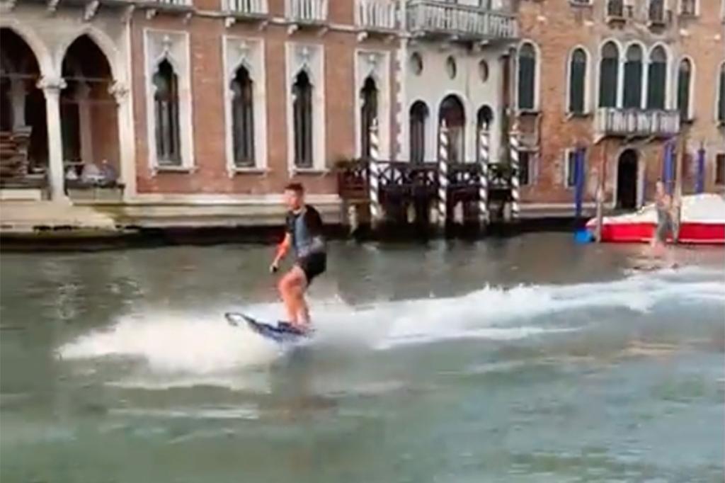 Der italienische Bürgermeister hat Touristen kritisiert, die wegen Surfens auf dem Canal Grande festgenommen wurden