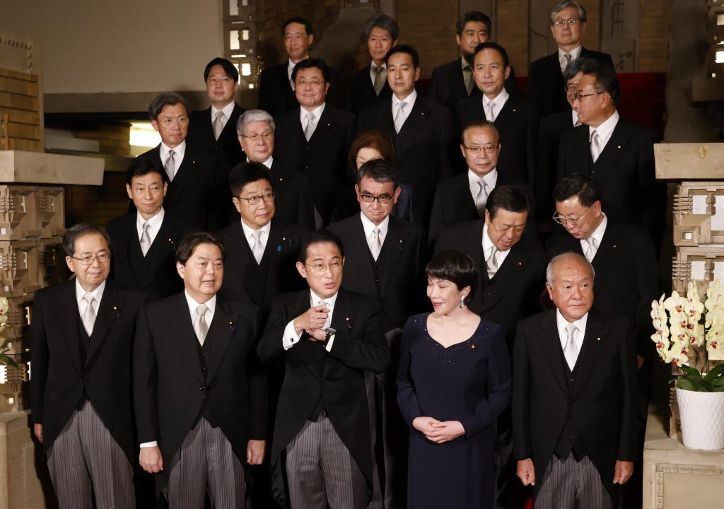 Der japanische Premierminister reinigt die Regierung, nachdem die Unterstützung für kirchliche Beziehungen nachgelassen hat