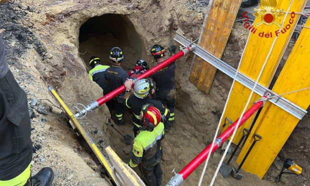 Ersthelfer inspizieren einen Tunnel, der entdeckt wurde, nachdem ein Teil der Straße im Zentrum von Rom eingestürzt war