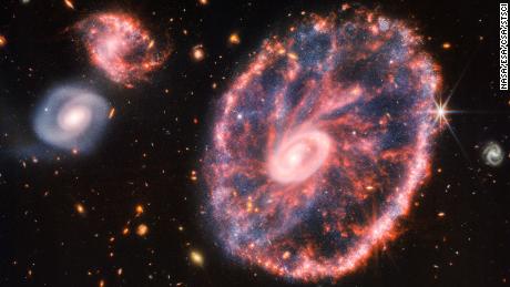 Seltener Galaxientyp blendet auf neuem Webb-Teleskopbild