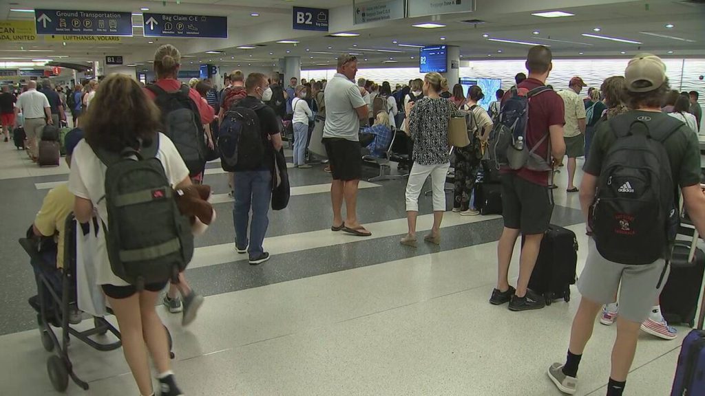 Hunderte von Flügen wurden am Charlotte Douglas International Airport verspätet und annulliert – WSOC TV
